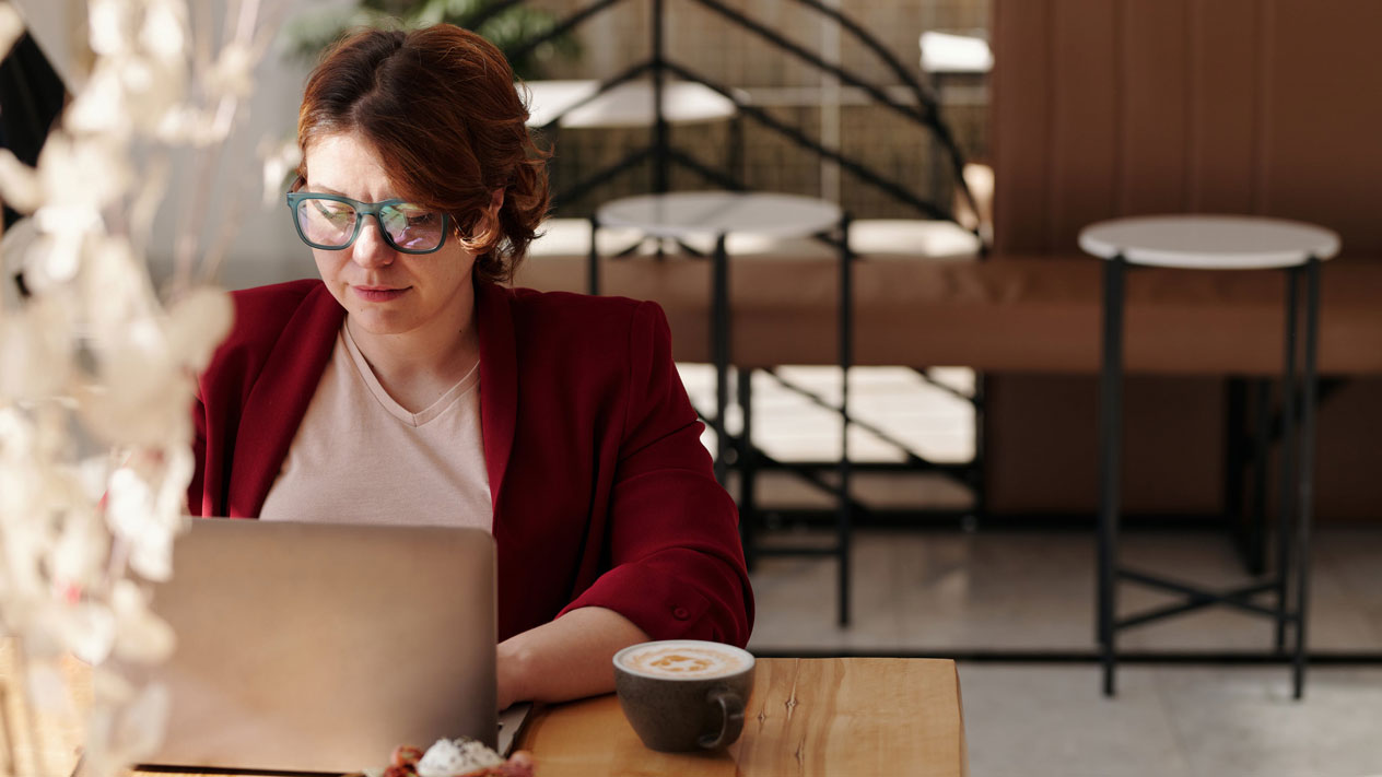 Woman working on laptop in coffeeshop